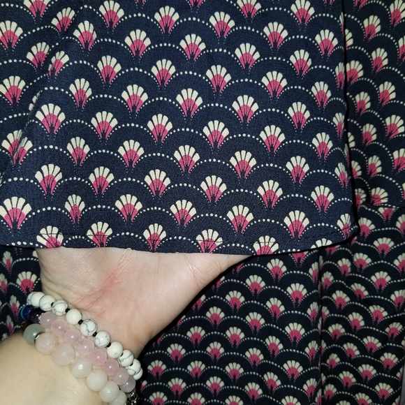 ⭐HP 6/29⭐Sleeveless w/Fabric Overlay & V Back Tank Top Size Large EUC - Picture 2 of 8